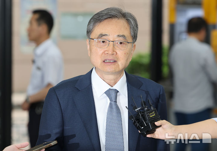 [서울=뉴시스] 황준선 기자 = 조현 외교부 장관 후보자가 24일 오전 서울 종로구 대우빌딩에 마련된 인사청문회 준비 사무실로 출근하며 취재진의 질문에 답변하고 있다. 2025.06.24. hwang@newsis.com