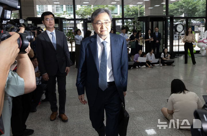 [서울=뉴시스] 황준선 기자 = 조현 외교부 장관 후보자가 24일 오전 서울 종로구 대우빌딩에 마련된 인사청문회 준비 사무실로 출근하고 있다. 2025.06.24. hwang@newsis.com