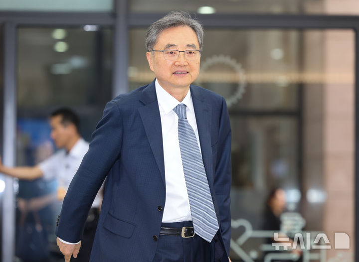 [서울=뉴시스] 황준선 기자 = 조현 외교부 장관 후보자가 24일 오전 서울 종로구 대우빌딩에 마련된 인사청문회 준비 사무실로 출근하고 있다. 2025.06.24. hwang@newsis.com