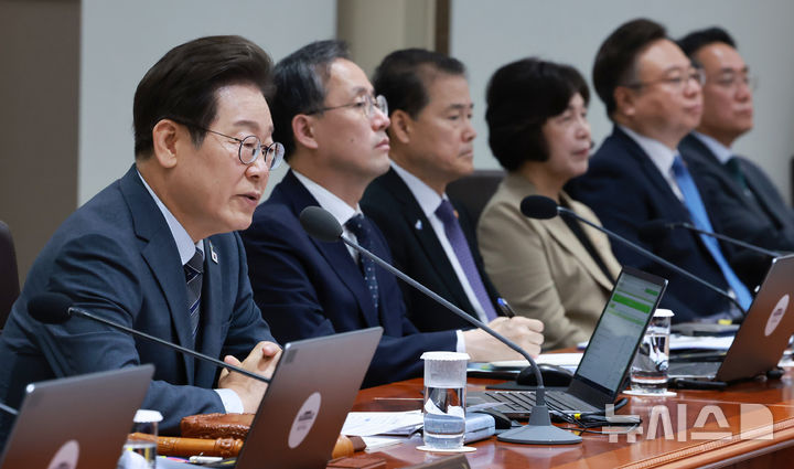 [서울=뉴시스] 고범준 기자 = 이재명 대통령이 24일 서울 용산 대통령실 청사에서 열린 국무회의에서 발언하고 있다. (대통령실통신사진기자단) 2025.06.24. bjko@newsis.com
