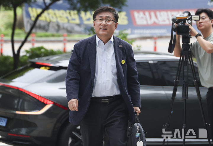 [서울=뉴시스] 고승민 기자 = 김성환 환경부 장관 후보자가 6월 24일 서울 여의도 이룸센터어 마련된 후보자 사무실로 출근하고 있다. 2025.06.24. kkssmm99@newsis.com