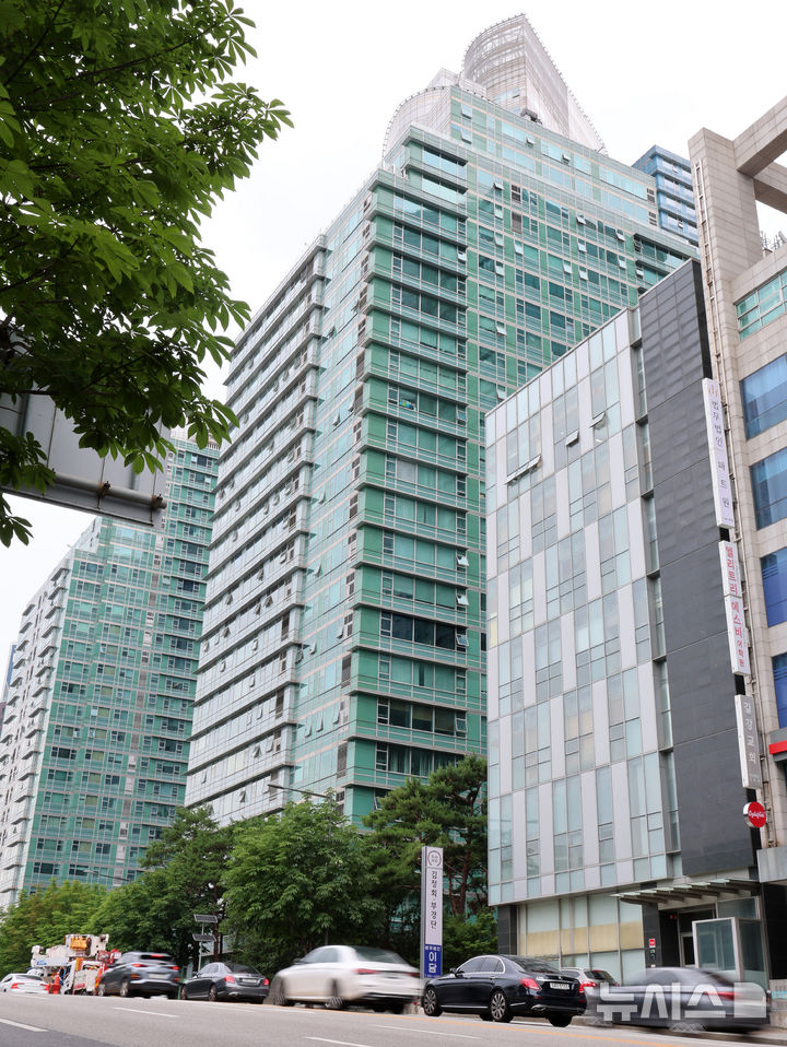 [서울=뉴시스] 이영환 기자 = 24일 서울 서초구 아크로비스타와 서초한샘빌딩이 보이고 있다. 법조계에 따르면 이명현 특별검사가 이끄는 채상병 특검팀은 윤석열 전 대통령 사저 인근에 위치한 서초한샘빌딩에 사무실을 마련하기로 결정했다. 당초 서울중앙지법 인근의 한 건물을 사무실로 사용하는 방안을 검토했으나 최종 계약은 진행하지 않았다. 2025.06.24. 20hwan@newsis.com