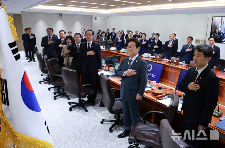 [서울=뉴시스] 고범준 기자 = 이재명 대통령이 24일 서울 용산 대통령실 청사에서 열린 국무회의에서 국기에 경례를 하고 있다. (대통령실통신사진기자단) 2025.06.24. bjko@newsis.com