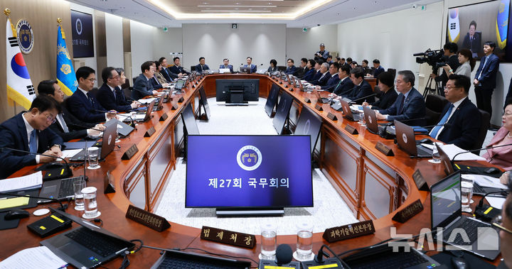 [서울=뉴시스] 고범준 기자 = 이재명 대통령이 24일 서울 용산 대통령실 청사에서 열린 국무회의에서 발언하고 있다. (대통령실통신사진기자단) 2025.06.24. bjko@newsis.com
