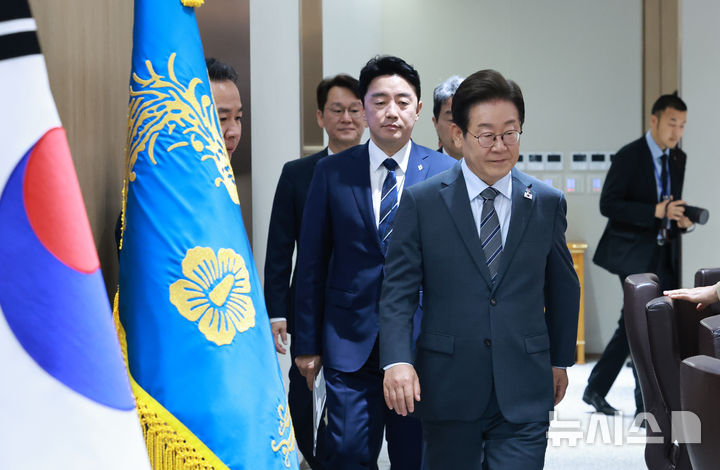 [서울=뉴시스] 고범준 기자 = 이재명 대통령이 24일 서울 용산 대통령실 청사에서 열린 국무회의에 입장하고 있다. (대통령실통신사진기자단) 2025.06.24. bjko@newsis.com