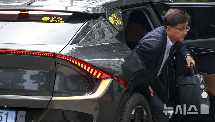 [서울=뉴시스] 고승민 기자 = 김성환 환경부 장관 후보자가 24일 서울 여의도 이룸센터어 마련된 후보자 사무실로 출근하며 전기차에서 내리고 있다. 2025.06.24. kkssmm99@newsis.com