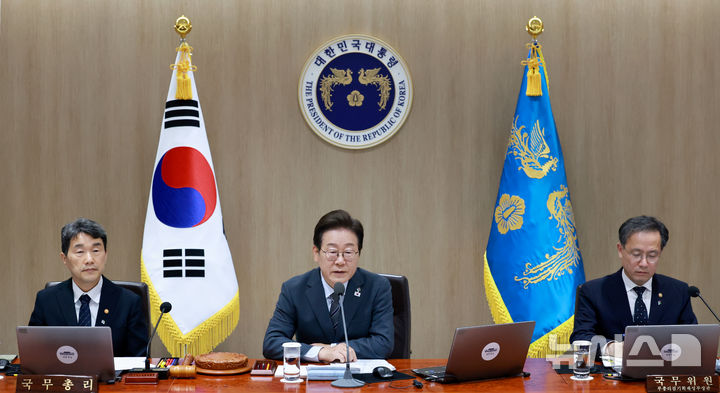 [서울=뉴시스] 고범준 기자 = 이재명 대통령이 24일 서울 용산 대통령실 청사에서 열린 국무회의에서 발언하고 있다. (대통령실통신사진기자단) 2025.06.24. bjko@newsis.com