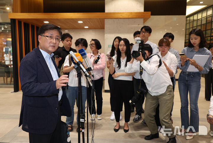 [서울=뉴시스] 고승민 기자 = 김성환 환경부 장관 후보자가 24일 서울 여의도 이룸센터에 마련된 후보자 사무실로 출근하던 중 취재진 질문에 답하고 있다. 2025.06.23. kkssmm99@newsis.com