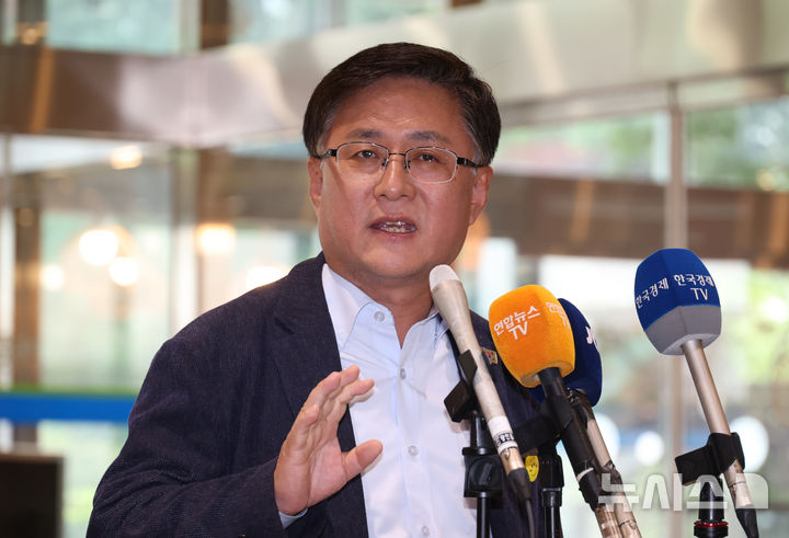 [서울=뉴시스] 고승민 기자 = 김성환 환경부 장관 후보자가 6월 24일 서울 여의도 이룸센터에 마련된 후보자 사무실로 출근하던 중 취재진 질문에 답하고 있다. 2025.06.23. kkssmm99@newsis.com