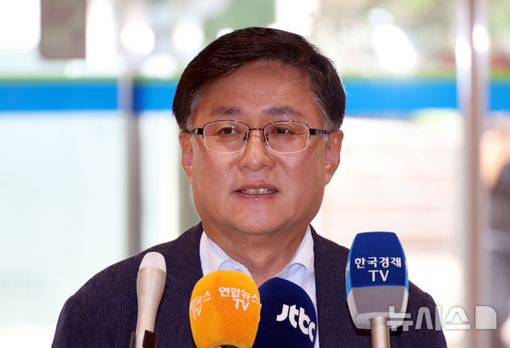 [서울=뉴시스] 고승민 기자 = 김성환 환경부 장관 후보자가 24일 서울 여의도 이룸센터에 마련된 후보자 사무실로 출근하던 중 취재진 질문에 답하고 있다. 2025.06.23. kkssmm99@newsis.com