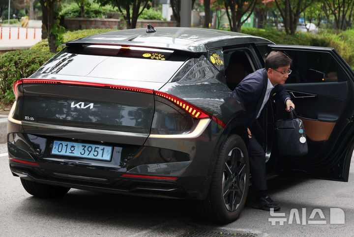 [서울=뉴시스] 고승민 기자 = 김성환 환경부 장관 후보자가 24일 서울 여의도 이룸센터에 마련된 후보자 사무실로 출근하기 위해 전기차에서 내리고 있다. 2025.06.23. kkssmm99@newsis.com