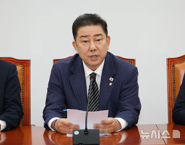 [서울=뉴시스] 김금보 기자 = 김병기 더불어민주당 당대표 직무대행 겸 원내대표가 24일 오전 서울 여의도 국회에서 열린 원내대책회의에서 발언하고 있다. 2025.06.24. kgb@newsis.com