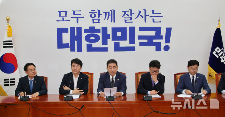[서울=뉴시스] 김금보 기자 = 김병기 더불어민주당 당대표 직무대행 겸 원내대표가 24일 오전 서울 여의도 국회에서 열린 원내대책회의에서 발언하고 있다. 2025.06.24. kgb@newsis.com