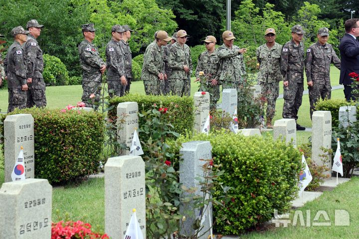 [부산=뉴시스] 하경민 기자 = 6·25전쟁 발발 제75주년을 하루 앞둔 24일 오전 부산 남구 유엔기념공원을 찾은 해군작전사령부와 주한미해군사령부 주임원사들이 유엔군 전몰장병묘역을 참배하고 있다. 유엔기념공원에는 총 14개국 2332명의 유엔군 전사자가 잠들어 있다. 2025.06.24. yulnetphoto@newsis.com