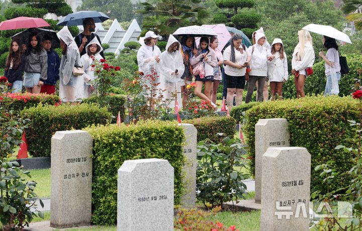 [부산=뉴시스] 하경민 기자 = 6·25전쟁 발발 제75주년을 하루 앞둔 24일 오전 부산 남구 유엔기념공원을 찾은 외국인 관광객들이 유엔군 전몰장병묘역을 참배하고 있다. 유엔기념공원에는 총 14개국 2332명의 유엔군 전사자가 잠들어 있다. 2025.06.24. yulnetphoto@newsis.com