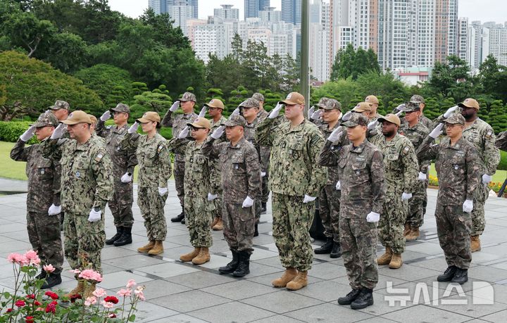 [부산=뉴시스] 하경민 기자 = 6·25전쟁 발발 제75주년을 하루 앞둔 24일 오전 부산 남구 유엔기념공원을 찾은 해군작전사령부와 주한미해군사령부 주임원사들이 유엔군 전몰장병묘역을 참배하고 있다. 유엔기념공원에는 총 14개국 2332명의 유엔군 전사자가 잠들어 있다. 2025.06.24. yulnetphoto@newsis.com