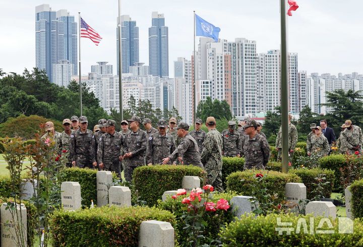 [부산=뉴시스] 하경민 기자 = 6·25전쟁 발발 제75주년을 하루 앞둔 24일 오전 부산 남구 유엔기념공원을 찾은 해군작전사령부와 주한미해군사령부 주임원사들이 유엔군 전몰장병묘역을 참배하고 있다. 유엔기념공원에는 총 14개국 2332명의 유엔군 전사자가 잠들어 있다. 2025.06.24. yulnetphoto@newsis.com