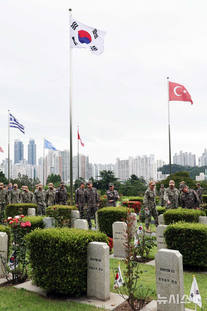 [부산=뉴시스] 하경민 기자 = 6·25전쟁 발발 제75주년을 하루 앞둔 24일 오전 부산 남구 유엔기념공원을 찾은 해군작전사령부와 주한미해군사령부 주임원사들이 유엔군 전몰장병묘역을 참배하고 있다. 유엔기념공원에는 총 14개국 2332명의 유엔군 전사자가 잠들어 있다. 2025.06.24. yulnetphoto@newsis.com