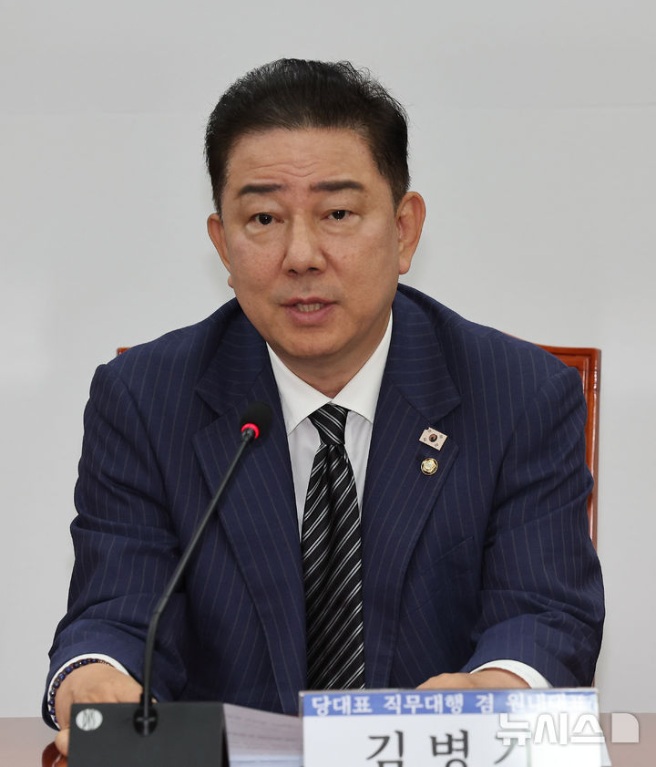 [서울=뉴시스] 김명년 기자 = 김병기 더불어민주당 대표 직무대행 겸 원내대표가 24일 오전 서울 여의도 국회에서&nbsp; 열린 물가대책TF 출범식에서 발언하고 있다. 2025.06.24. kmn@newsis.com