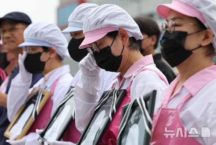 [서울=뉴시스] 황준선 기자 = 24일 오전 서울 용산구 대통령실 앞에서 열린 죽음의 학교 급식실 폐암 산재 문제 해결을 위한 학교급식법 개정 촉구 기자회견에서 학교 급식 조리사들이 폐암 산업재해 피해자 학교 급식 조리사 김경순 씨가 발언을 들으며 눈물을 훔치고 있다. 2025.06.24. hwang@newsis.com