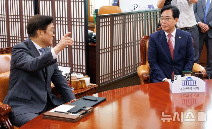 [서울=뉴시스] 김금보 기자 = 우원식 국회의장이 24일 오전 서울 여의도 국회에서 양당 원내대표 회동을 주재하며 발언하고 있다. (공동취재) 2025.06.24. photo@newsis.com