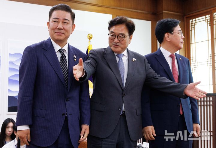 [서울=뉴시스] 김금보 기자 = 김병기(왼쪽부터) 더불어민주당 대표 직무대행 겸 원내대표, 우원식 국회의장, 송언석 국민의힘 원내대표가 24일 오전 서울 여의도 국회에서 우 의장 주재로 열린 양당 원내대표 회동에서 기념촬영을 하고 있다. (공동취재) 2025.06.24. photo@newsis.com