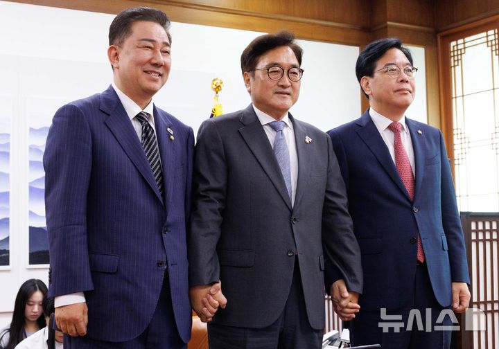 [서울=뉴시스] 김금보 기자 = 김병기(왼쪽부터) 더불어민주당 대표 직무대행 겸 원내대표, 우원식 국회의장, 송언석 국민의힘 원내대표가 24일 오전 서울 여의도 국회에서 우 의장 주재로 열린 양당 원내대표 회동에서 기념촬영을 하고 있다. (공동취재) 2025.06.24. photo@newsis.com