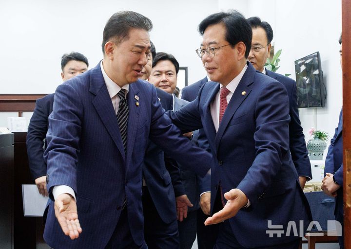 [서울=뉴시스] 김금보 기자 = 김병기 더불어민주당 대표 직무대행 겸 원내대표, 송언석 국민의힘 원내대표가 24일 오전 서울 여의도 국회에서 우원식 국회의장 주재로 열린 양당 원내대표 회동에 참석하고 있다. (공동취재) 2025.06.24. photo@newsis.com