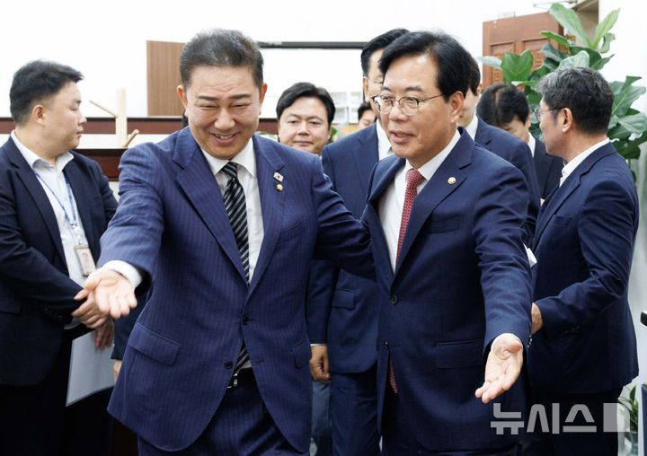 [서울=뉴시스] 김금보 기자 = 김병기 더불어민주당 대표 직무대행 겸 원내대표와 송언석 국민의힘 원내대표가 24일 오전 서울 여의도 국회에서 우원식 국회의장 주재로 열린 양당 원내대표 회동에 참석하고 있다. (공동취재) 2025.06.24. photo@newsis.com