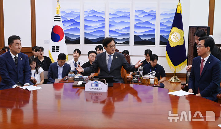 [서울=뉴시스] 김금보 기자 = 우원식 국회의장이 24일 오전 서울 여의도 국회에서 김병기 당대표 직무대행 겸 원내대표와 송언석 국민의힘 원내대표를 만나 대화하고 있다.&nbsp; (공동취재) 2025.06.24. photo@newsis.com