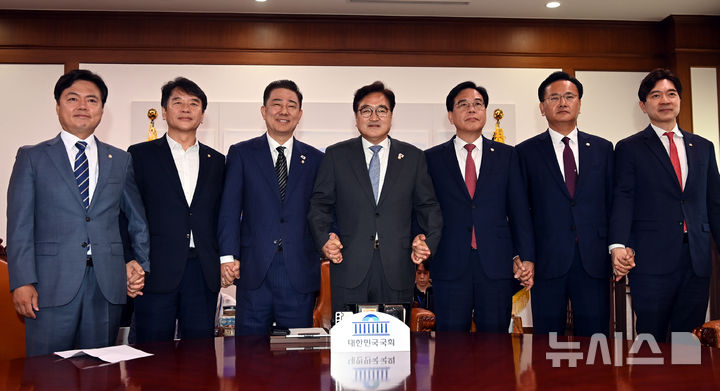 [서울=뉴시스] 김금보 기자 = 우원식(가운데) 국회의장이 24일 오전 서울 여의도 국회에서 김병기(왼쪽 세번째) 더불어민주당 당대표 직무대행 겸 원내대표와 송언석(왼쪽 다섯번째) 국민의힘 원내대표와 대화하기에 앞서 기념사진을 찍고 있다. (공동취재) 2025.06.24. photo@newsis.com