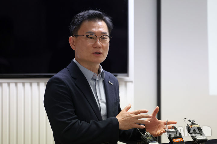 [서울=뉴시스] 김선웅 기자 = 권철근 OK저축은행 배구단장이 24일 서울 마포구 한국배구연맹(KOVO)에서 열린 이사회를 마친 뒤 연고지 이전(안산->부산) 관련 브리핑을 하고 있다. 2025.06.24. mangusta@newsis.com