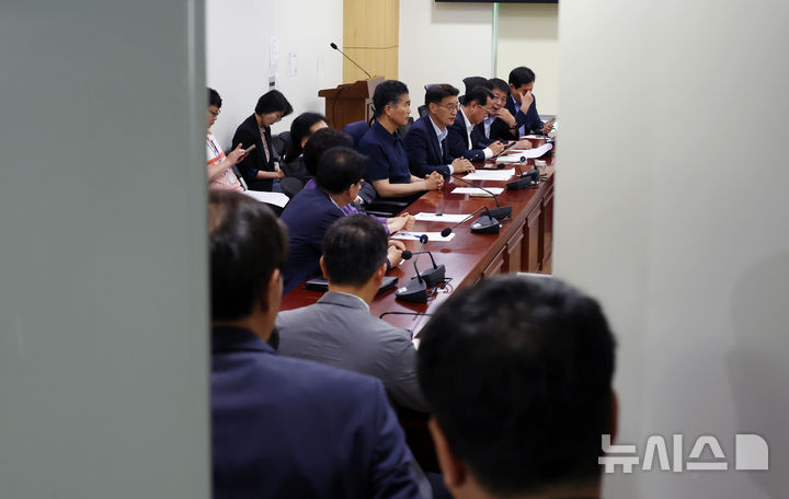 [서울=뉴시스] 고승민 기자 = 우상호 대통령실 정무수석이 24일 서울 여의도 국회 의원회관에서 송미령 농림축산식품부 장관 유임 관련 더불어민주당 농해수위 위원들과 면담을 하기 위해 회의실로 들어가고 있다. 2025.06.24. kkssmm99@newsis.com