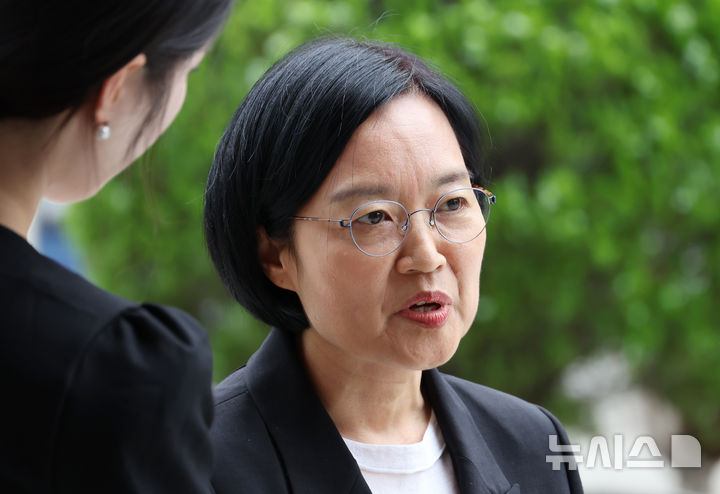 [서울=뉴시스] 고승민 기자 = 한성숙 중소벤처기업부 장관 후보자가 지난 24일 서울 여의도 인사청문회 준비 사무실로 출근하던 중 취재진 질문에 답하고 있다. 2025.07.14. kkssmm99@newsis.com