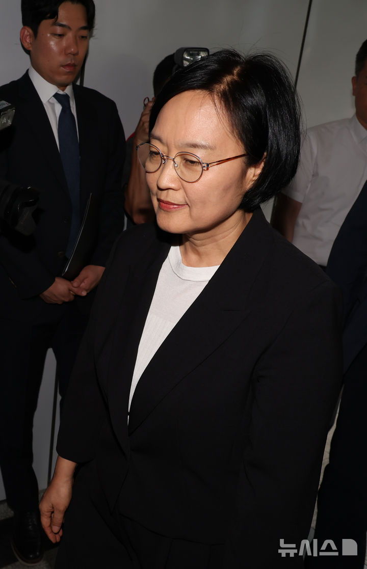 [서울=뉴시스] 고승민 기자 = 한성숙 중소벤처기업부 장관 후보자가 24일 서울 여의도 인사청문회 준비 사무실로 출근하고 있다. 2025.06.24. kkssmm99@newsis.com