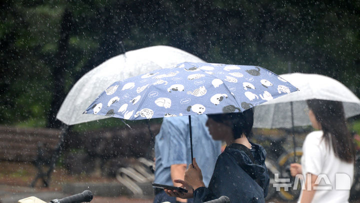 [전주=뉴시스] 김얼 기자 = 전북 대부분 지역에 장맛비가 내리기 시작한 24일 전북 전주시 전북대학교에서 학생들이 우산으로 비를 피하며 교정을 지나고 있다. 2025.06.24. pmkeul@newsis.com