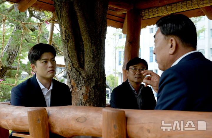 [울산=뉴시스] 배병수 기자 = 김용태(왼쪽) 국민의힘 비대위원장이 24일 울산시청을 방문해 김두겸시장과 시청 논 정원 원두막에서 환담을 나누고 있다. 2025.06.24.bbs@newsis.com.