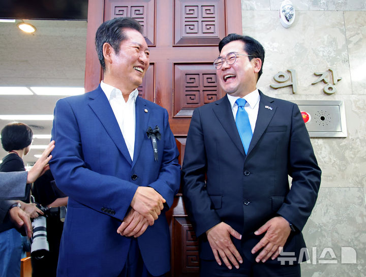 [서울=뉴시스] 김금보 기자 = 더불어민주당 당대표 출마를 선언한 정청래(왼쪽), 박찬대 의원이 24일 서울 여의도 국회에서 열린 의원총회에 참석하며 웃고 있다. 2025.06.24. kgb@newsis.com