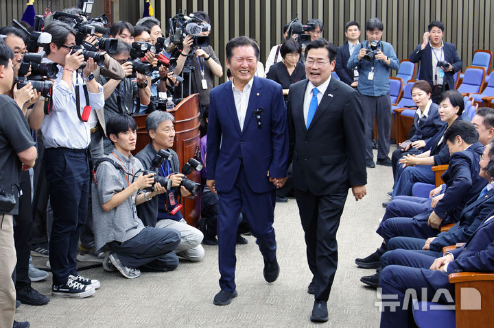 [서울=뉴시스] 김금보 기자 = 더불어민주당 당대표 출마를 선언한 정청래(왼쪽), 박찬대 의원이 24일 서울 여의도 국회에서 열린 의원총회에 참석하고 있다. 2025.06.24. kgb@newsis.com