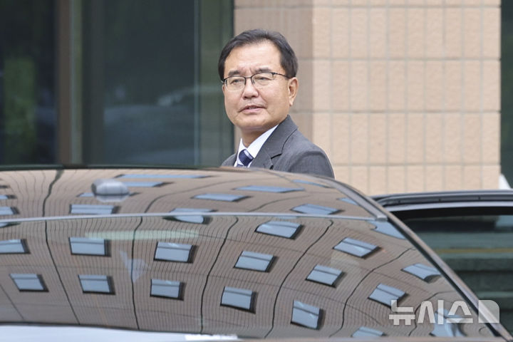 [과천=뉴시스] 이영환 기자 = 순직 해병 수사 외압 의혹 사건을 맡은 이명현 특별검사를 비롯한 특검팀이 24일 오후 오동운 고위공직자범죄수사처(공수처) 처장과의 면담을 위해 공수처에 도착하고 있다. 2025.06.24. 20hwan@newsis.com