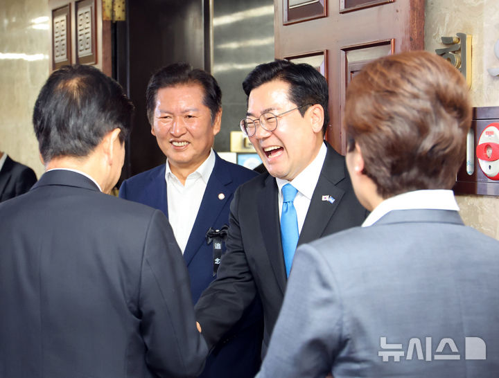 [서울=뉴시스] 김금보 기자 = 더불어민주당 당대표 출마를 선언한 정청래(왼쪽), 박찬대 의원이 24일 서울 여의도 국회에서 열린 의원총회에 참석하며 의원들과 인사하고 있다. 2025.06.24. kgb@newsis.com