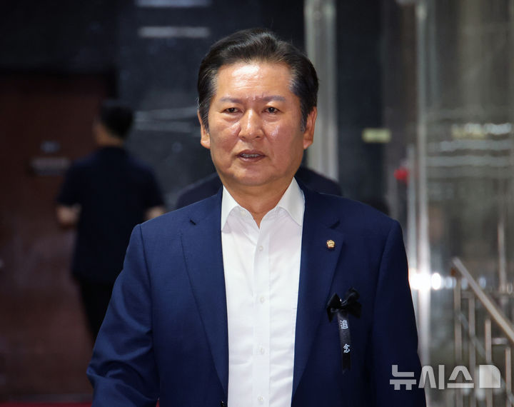 [서울=뉴시스] 김금보 기자 = 더불어민주당 당대표 출마를 선언한 정청래 의원이 24일 서울 여의도 국회에서 열린 의원총회에 참석하고 있다. 2025.06.24. kgb@newsis.com