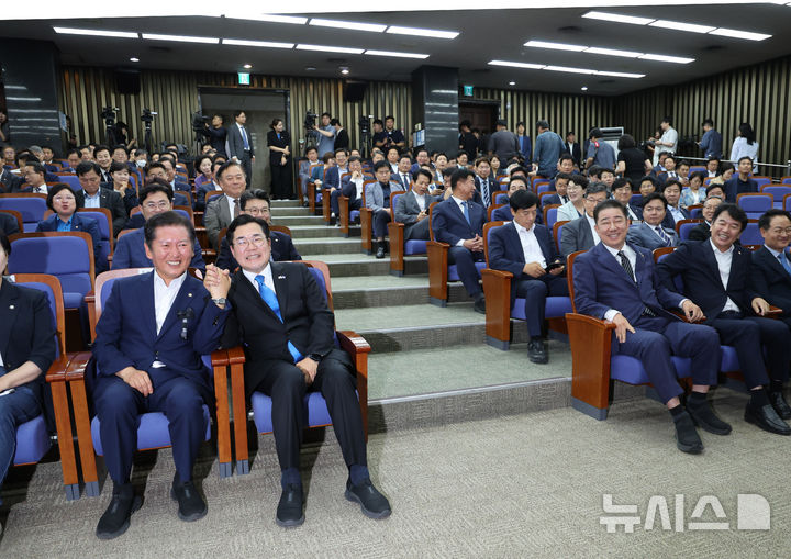 [서울=뉴시스] 김명년 기자 = 더불어민주당 당대표 출마 선언을 한 정청래(왼쪽), 박찬대 의원이 24일 오후 서울 여의도 국회에서 열린 의원총회에서 손을 잡고 미소짓고 있다. 2025.06.24. kmn@newsis.com