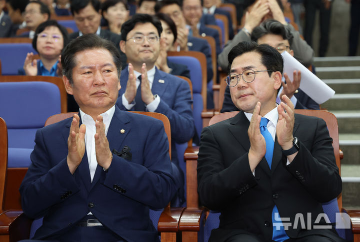 [서울=뉴시스] 김명년 기자 = 더불어민주당 당대표 출마 선언을 한 정청래(왼쪽), 박찬대 의원이 24일 오후 서울 여의도 국회에서 열린 의원총회에서 박수치고 있다. 2025.06.24. kmn@newsis.com