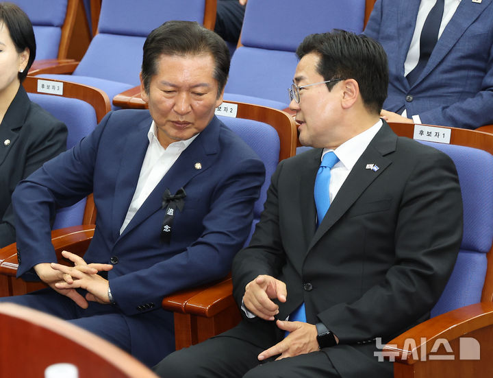 [서울=뉴시스] 김명년 기자 = 더불어민주당 당대표 출마 선언을 한 정청래(왼쪽), 박찬대 의원이 24일 오후 서울 여의도 국회에서 열린 의원총회에서 대화하고 있다. 2025.06.24. kmn@newsis.com