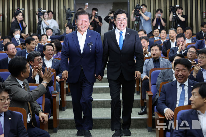 [서울=뉴시스] 김명년 기자 = 더불어민주당 당대표 출마 선언을 한 정청래(왼쪽), 박찬대 의원이 24일 오후 서울 여의도 국회에서 열린 의원총회에서 손을 잡고 입장하고 있다. 2025.06.24. kmn@newsis.com