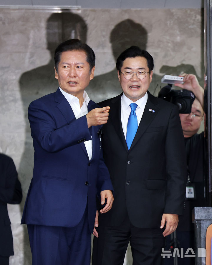 [서울=뉴시스] 김명년 기자 = 더불어민주당 당대표 출마 선언을 한 정청래(왼쪽), 박찬대 의원이 24일 오후 서울 여의도 국회에서 열린 의원총회에서 입장하고 있다. 2025.06.24. kmn@newsis.com