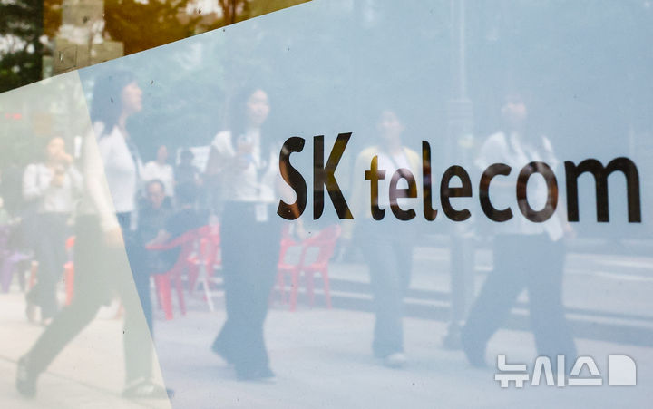 [서울=뉴시스] 황준선 기자 = 24일 서울 시내 한 SK텔레콤 대리점 모습.지난 4월 발생한 유심 해킹 사고로 과학기술정보통신부의 행정 지도를 받아 신규 가입자 영업을 중단한 SK텔레콤은 이날부터 영업을 전면 재개한다. 2025.06.24. hwang@newsis.com