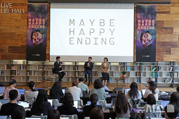 [서울=뉴시스] 박진희 기자 = 뮤지컬 '어쩌면 해피 엔딩(Maybe Happy Ending)' 작가 박천휴과 프로듀서 한경숙이 24일 서울 중구 커뮤니티하우스 마실에서 기자간담회를 하고 있다. '어쩌면 해피 엔딩(Maybe Happy Ending)'은 지난 9일(한국 시간) 미국 뉴욕 라디오시티 뮤직홀에서 열린 제78회 토니상 시상식에서 작품상(Best musical)·연출상(Best Direction of a Musical)·각본상(Best Book of a Musical)·음악상(Best Original Score)·무대디자인상(Best Scenic Design of a Musical)·남우주연상(Best performance by a leading actor in a musical)을 수상해 6관왕을 차지했다. 2025.06.24. pak7130@newsis.com
