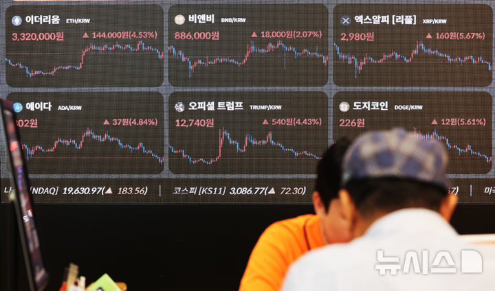 [서울=뉴시스] 배훈식 기자 = 이스라엘과 이란의 휴전 소식이 전해진 24일 오후 서울 강남구 빗썸라운지 강남본점 전광판에 비트코인을 비롯한 주요 코인 가격이 상승세를 보이고 있다.&nbsp; 2025.06.24. dahora83@newsis.com